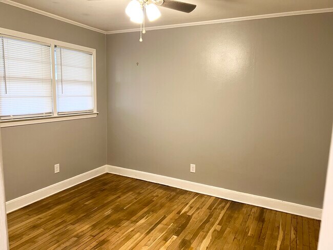 Building Photo - 818 Mulberry St