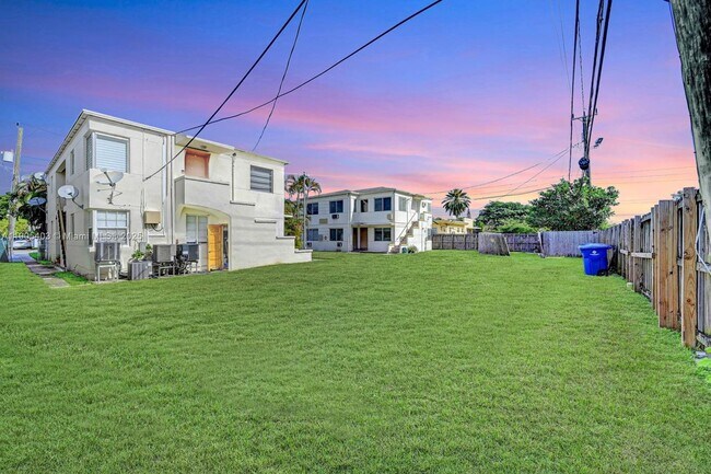 Building Photo - 1920 Biarritz Dr