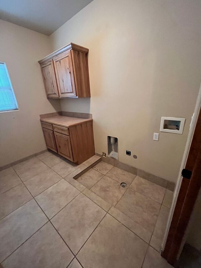 Building Photo - Beautiful 3 Bedroom Home! Available Now!