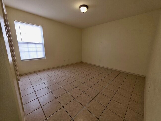 Building Photo - 615 John Adams Rd