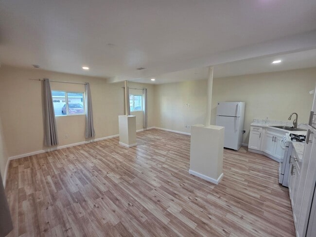 Building Photo - 524 W Greenwood Ave