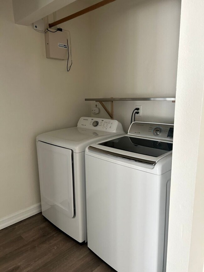 Building Photo - CHARMING 1 STORY - 2 BEDROOM HOME CLOSE TO...