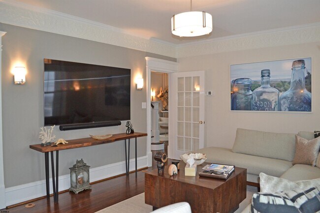 Building Photo - 16 S Somerset Ave