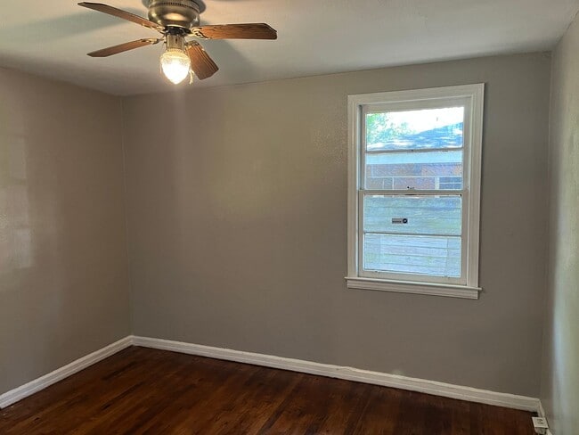 Building Photo - **AVAILABLE NOW**3 Bedroom / 1 Bathroom Ho...