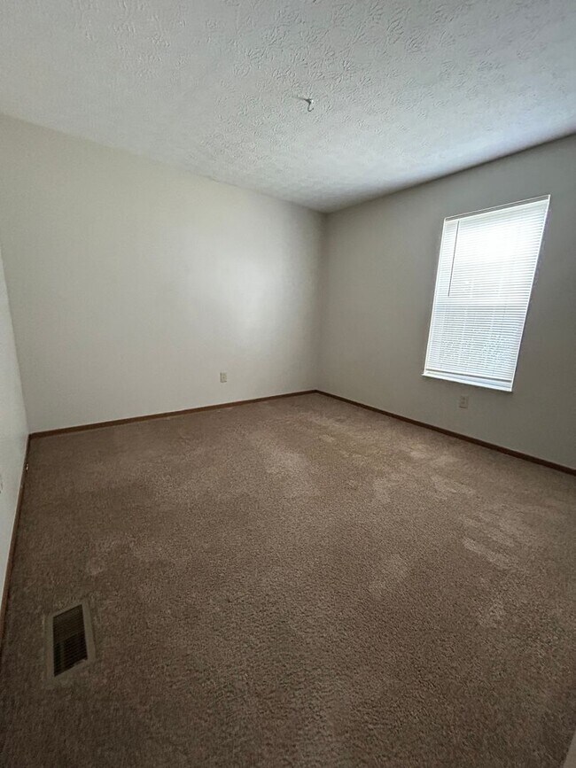 Building Photo - Beautiful 3 Bedroom Duplex with Garage and Full Basement