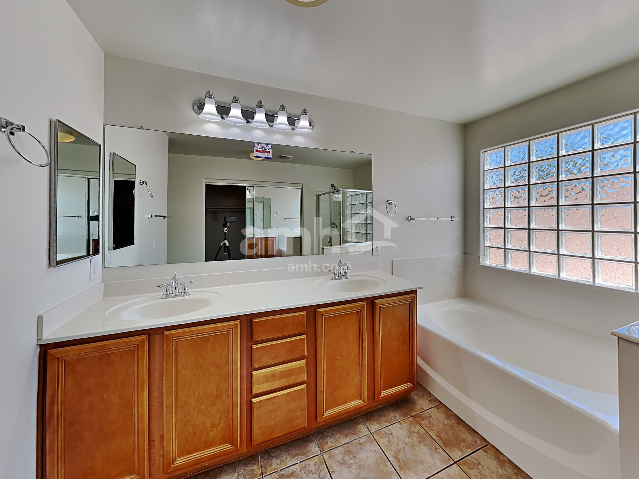 Building Photo - 9428 W Riverside Ave