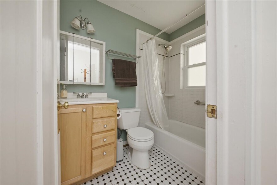 Building Photo - 1849 W Greenleaf Ave