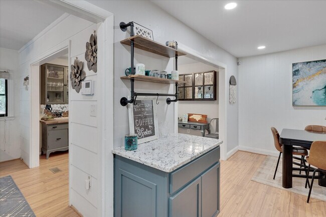 Building Photo - 409 Northclift Dr