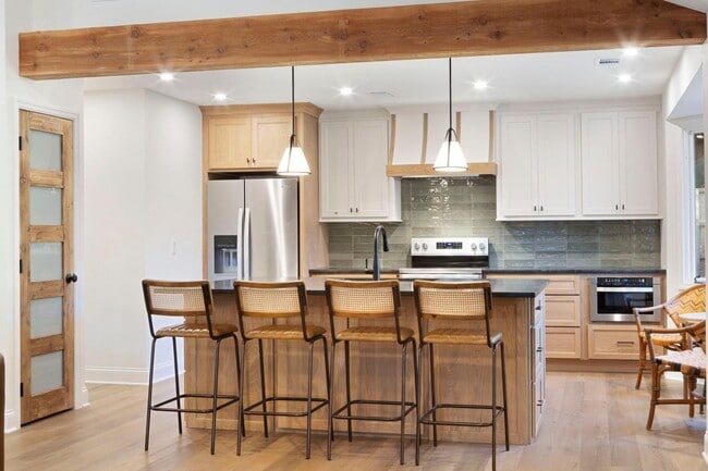 Building Photo - 550 N College St