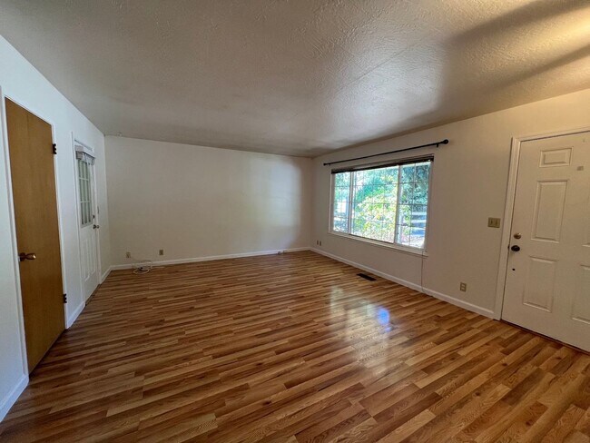 Building Photo - Clean, Private 2BD/1BA Duplex with Garage ...