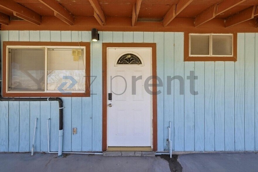 Building Photo - Unit