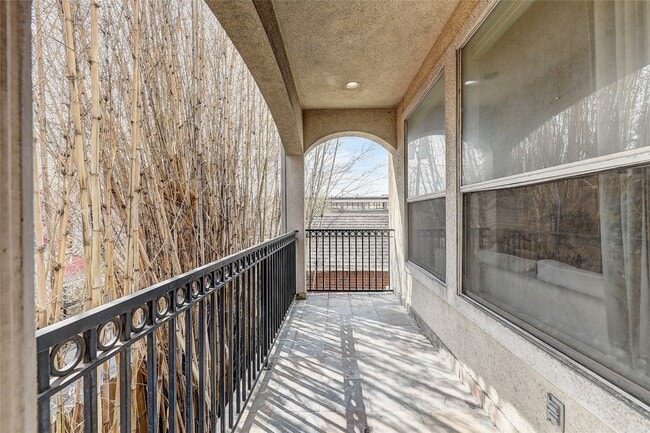 Building Photo - 835 Rosine St