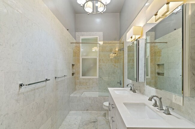 Building Photo - 2 Bed, 2 Bath Victorian Style Condo with M...