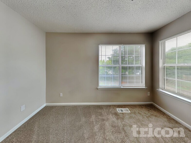 Building Photo - 11136 White Stag Dr