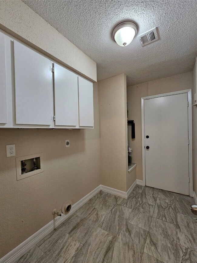 Building Photo - 8314 Streamside Dr