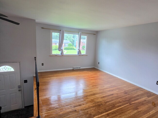 Building Photo - 408 Hazelnut Dr