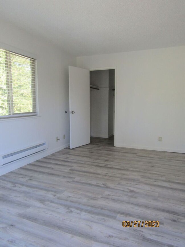 Building Photo - Beautiful updated 3 Bed, 2 Bath Condo in R...