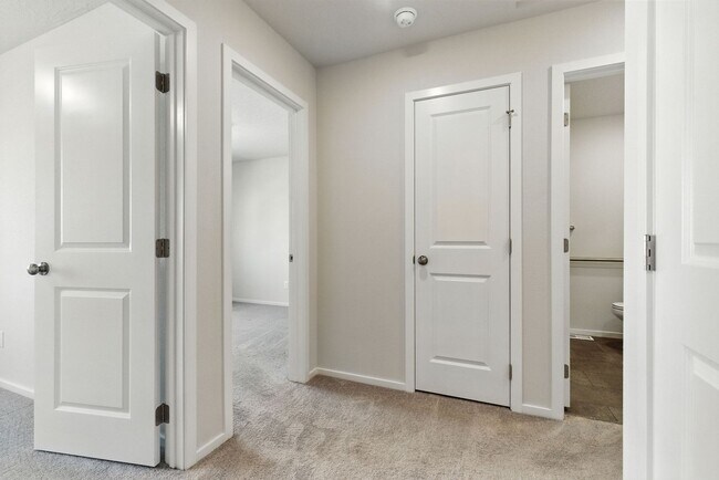 Building Photo - Beautifully Maintained Home in Coveted HOA...