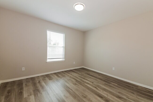 Building Photo - 1820 Plymouth Dr