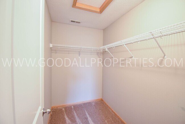 Building Photo - 2 Bedroom, 2.5 bath townhome in Urbandale ...