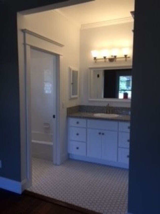 Building Photo - 1127 George St