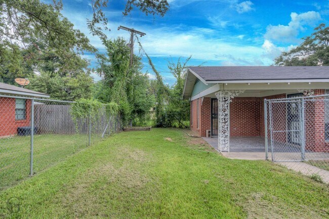 Building Photo - 2829 Doles Pl