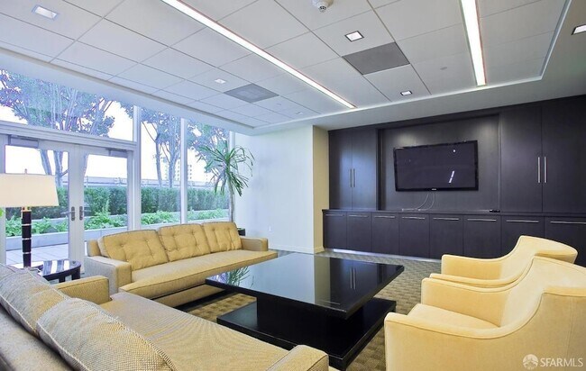 Building Photo - 425 1st St