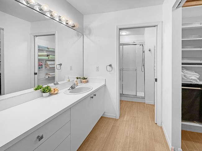 Building Photo - 14980 Vista View Way