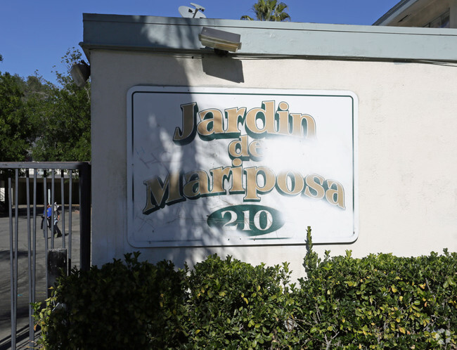 Building Photo - Jardin De Mariposa