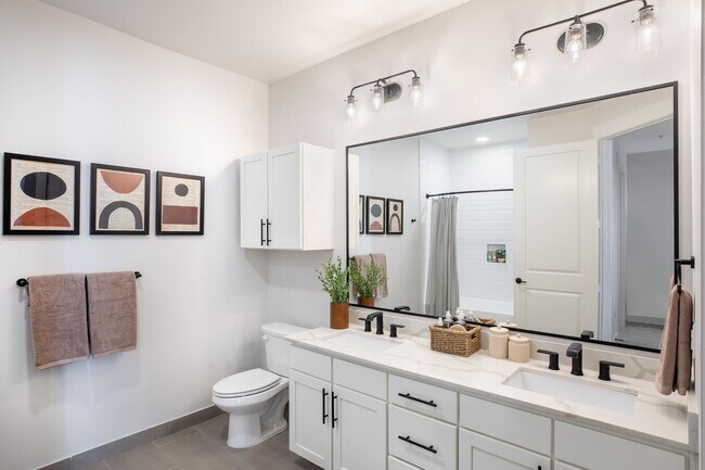 Building Photo - Spacious & Stylish Apt in Prime Galleria Area