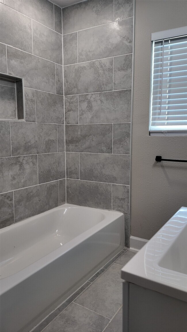 Building Photo - 917 Temple Dr