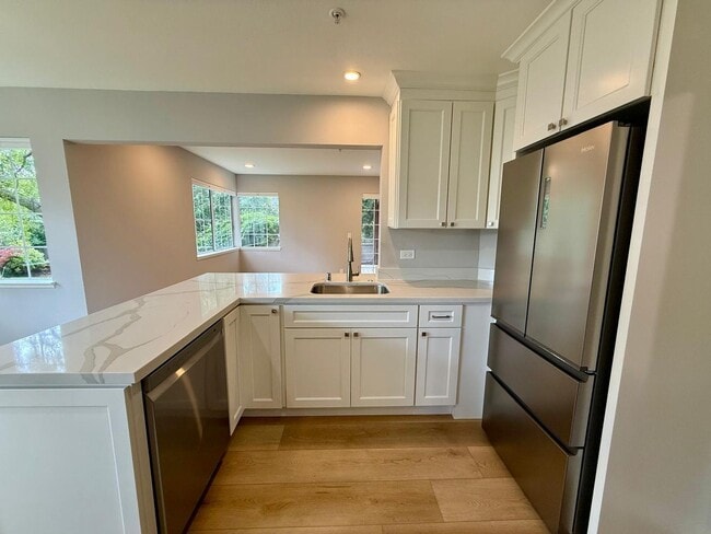 Building Photo - REMODELED FOUR BEDROOM / THREE BATH TOWNHOUSE IN COURTYARD AT PATRIDGE KNOLLS