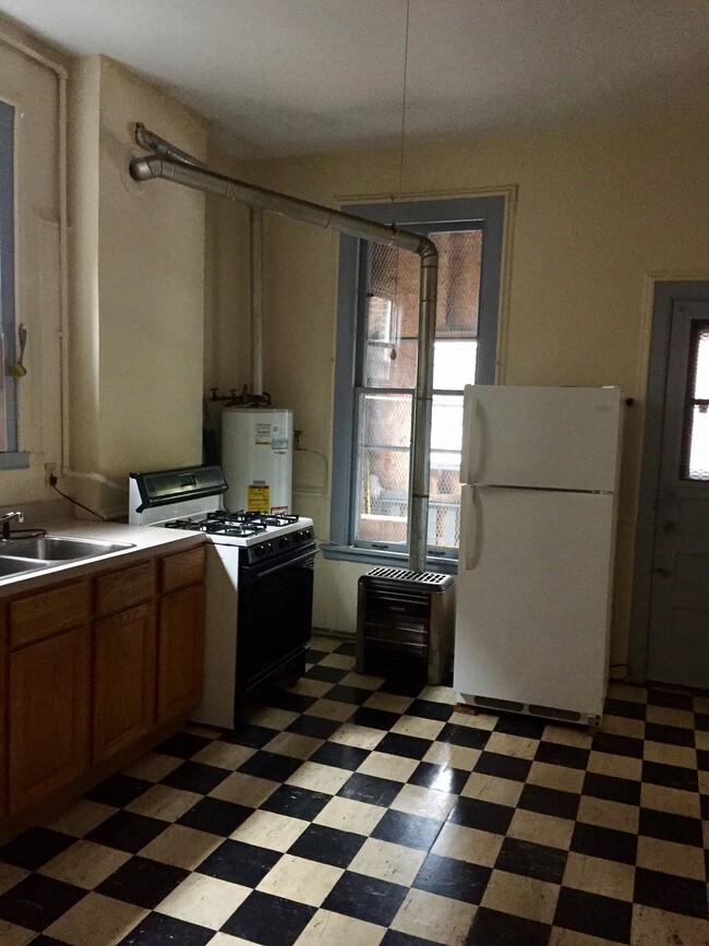 Kitchen - 823 W Webster Ave