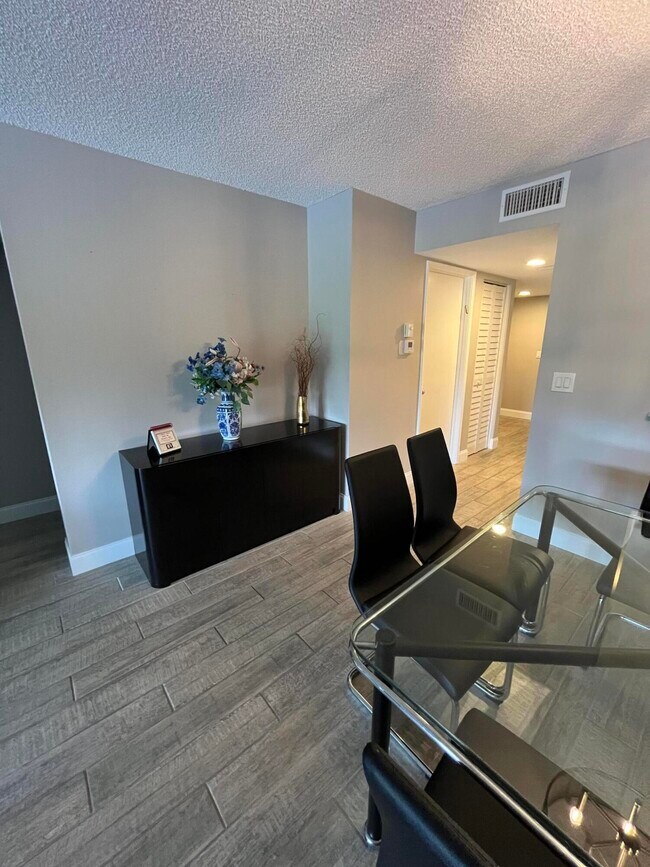 Building Photo - 7340 Amberly Ln