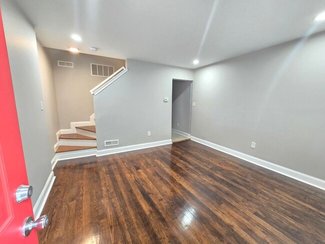 Building Photo - Beautiful 2BR 1BT town home located in Dundalk.