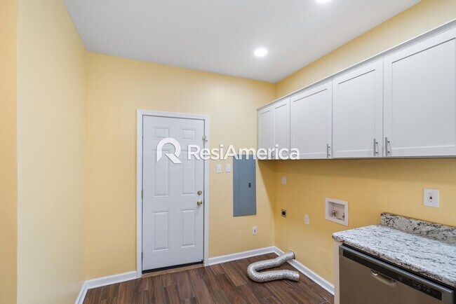 Building Photo - Beautiful Midtown Bungalow- Fully Updated!