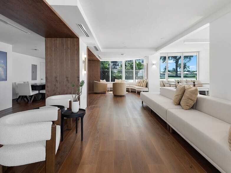 Building Photo - 555 NE 34th St