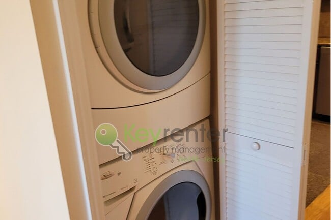 Building Photo - $500 Off First Month! 2BR in The Heights w...
