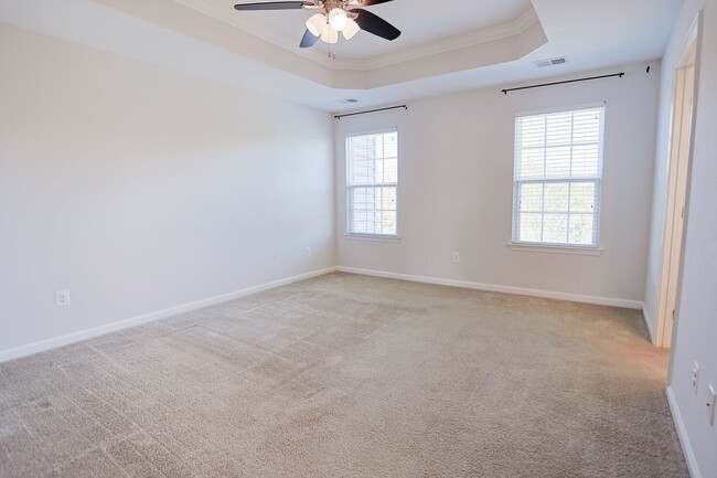 Building Photo - Move-in ready Townhome in Wenworth Green C...