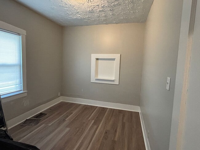 Building Photo - Charming 3BR/1BA Home with Modern Updates ...