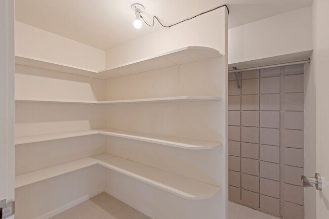 Building Photo - Stunning Mid-Century Modern 4 BR 3 BA with Bonus Room and Office