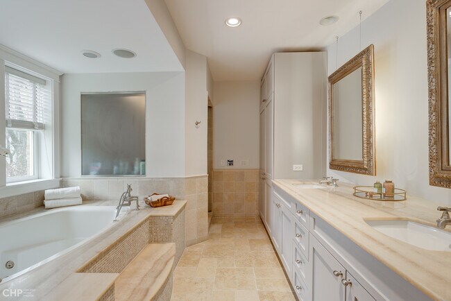 Building Photo - 2663 N Marshfield Ave