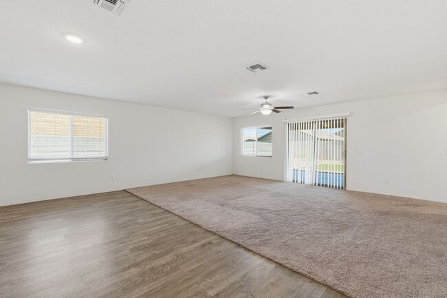 Building Photo - 4bedroom 2 bath single family home!