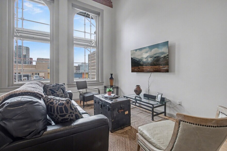 Building Photo - 1555 California St