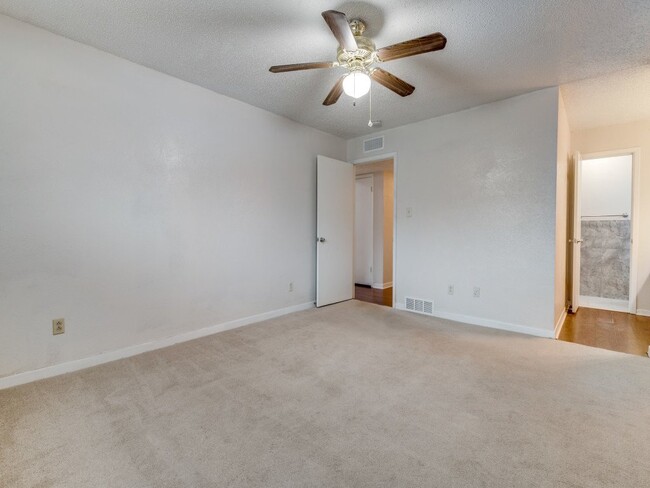 Building Photo - Spacious Updated 2 Bed 2 Bath Unit in Wedg...