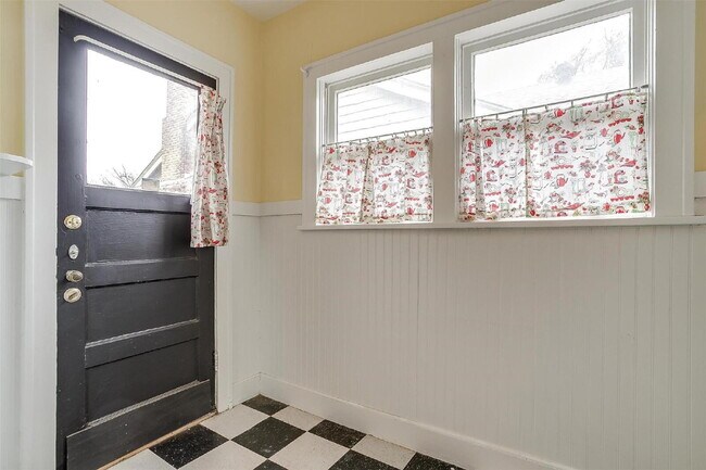 Building Photo - 2 bedroom Duplex in Ryan Place on Large Corner Lot