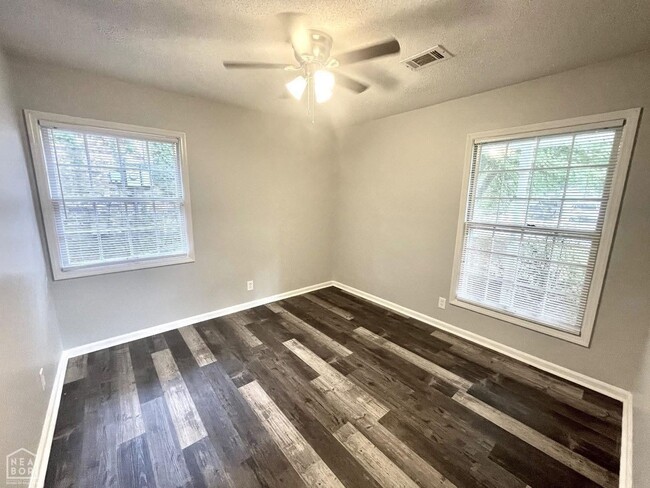 Building Photo - 4 Bed / 2 bath with Great Room! Available ...