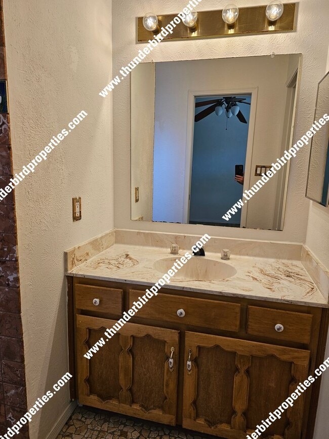 Building Photo - 3 bedroom, 2 baths  with great backyard oa...