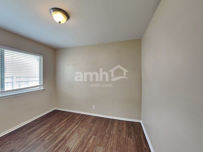 Building Photo - 102 Quail Cir