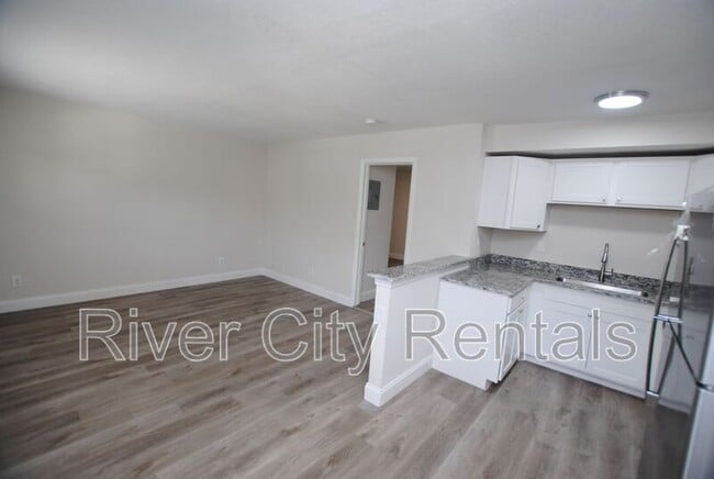 Building Photo - 2975 Dellwood Ave